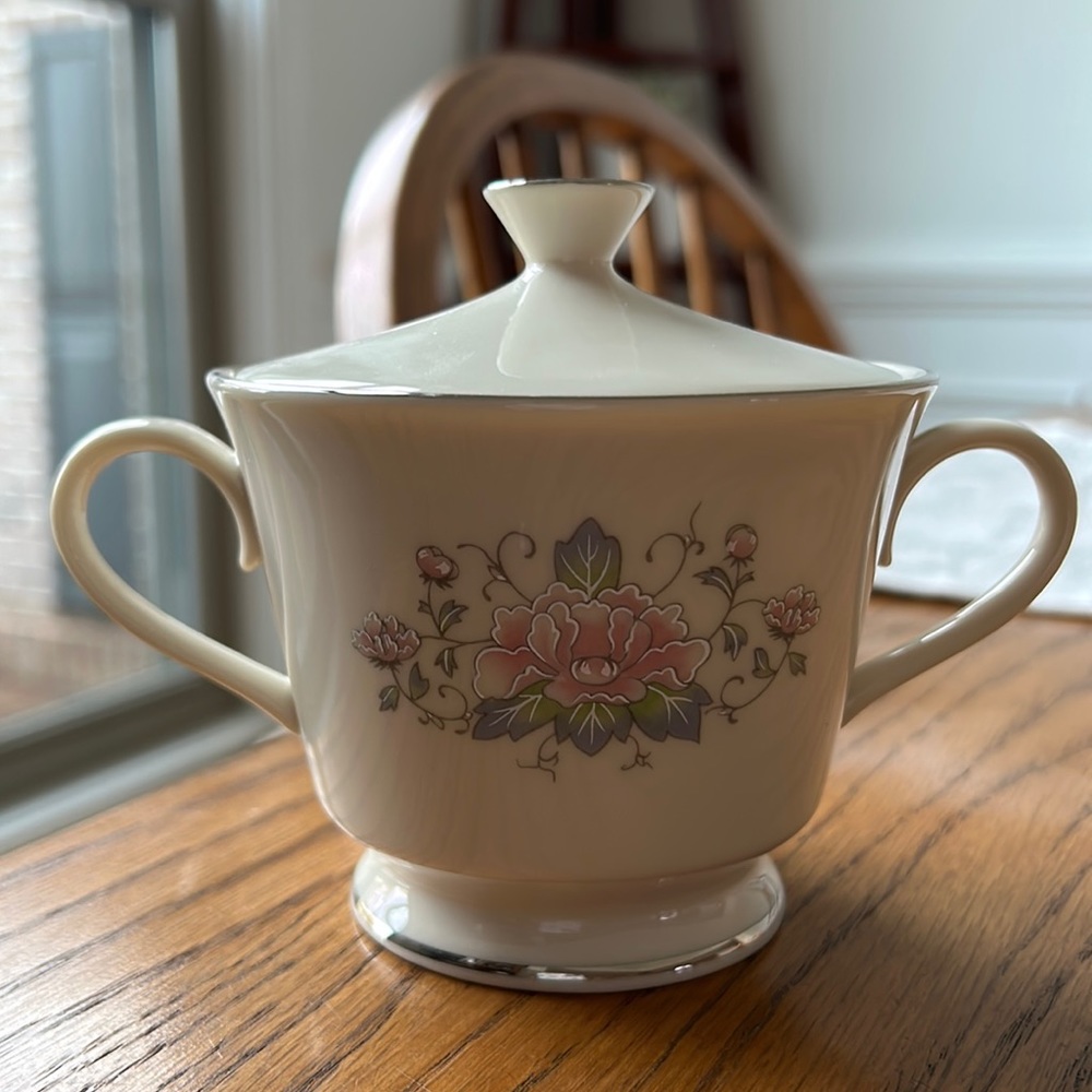 Lenox Cosmopolitan Collection Charleston Sugar Bowl with Lid